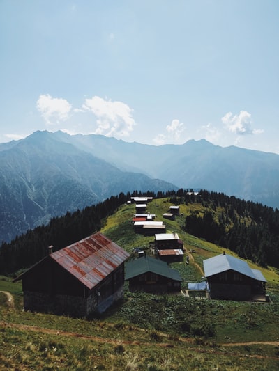 白天在山附近建筑物的广角摄影